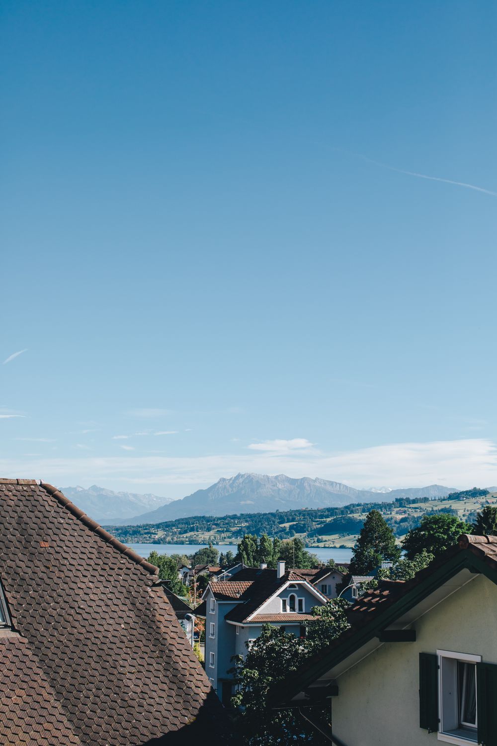 Blick über die Dorfdächer auf die Alpen, aus einem oberen Fenster des Hotels