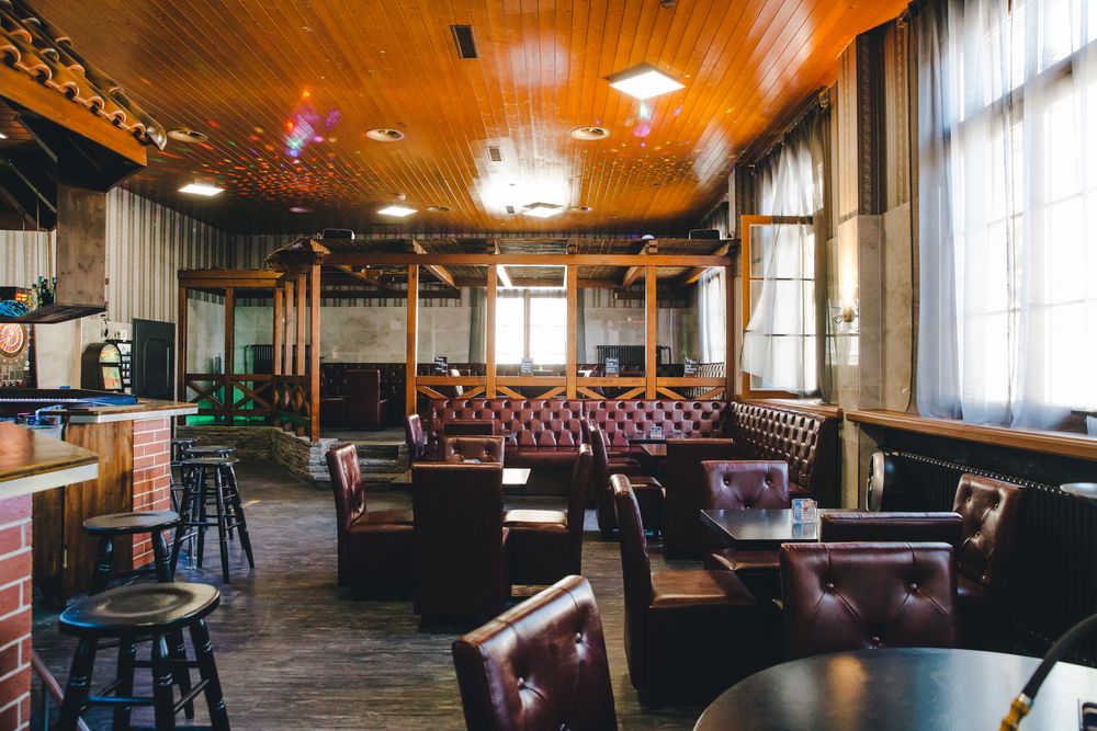Die ganze Länge der Barlounge, Tageslicht fällt über die Ledernischen