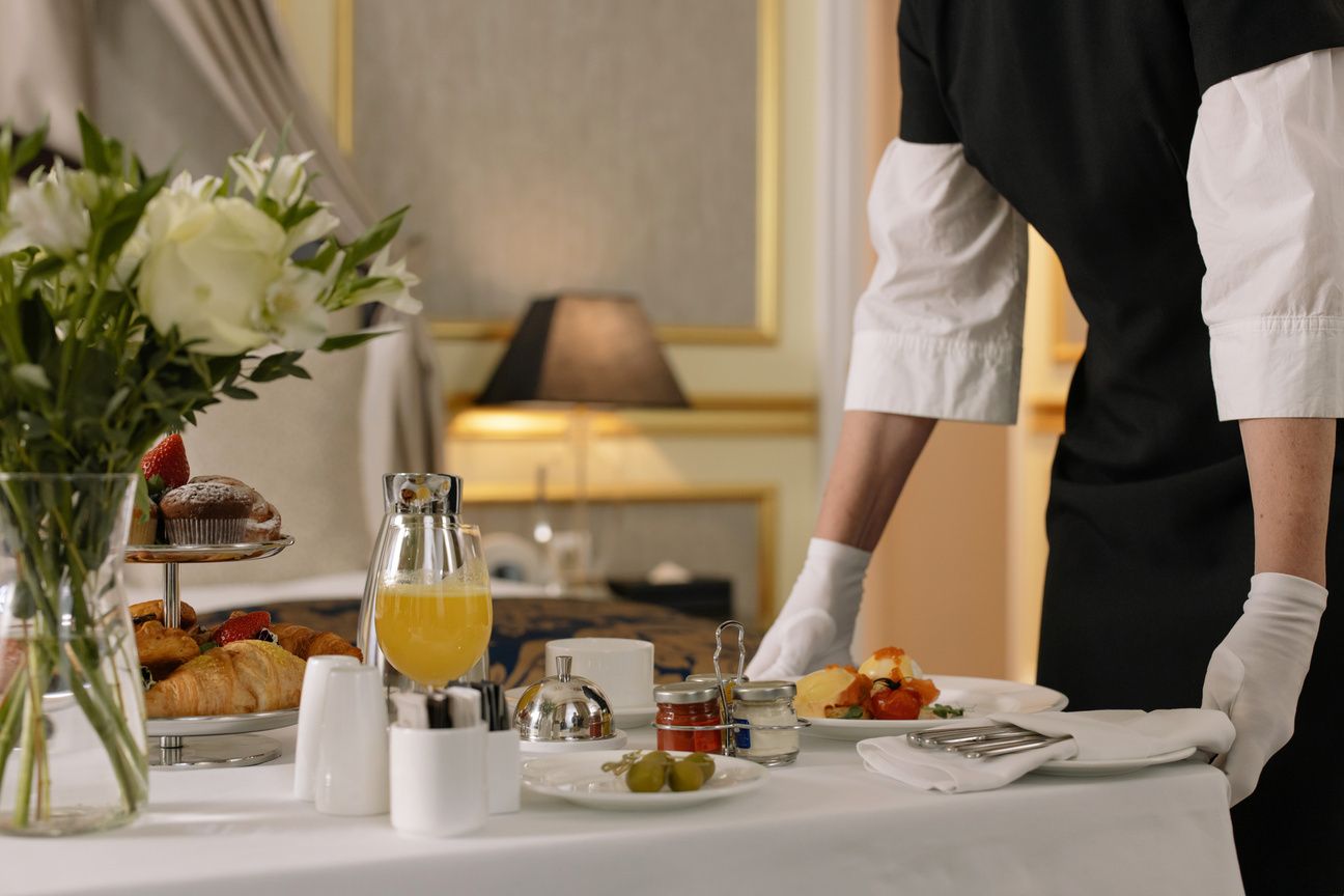 Frühstücksservice mit Gebäck, frischen Früchten und Saft am Tisch