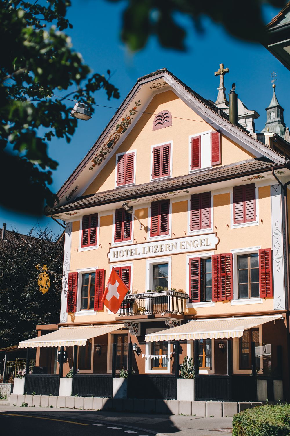 Das Hotel von der Strasse aus gesehen, dahinter der Turm der Kirche St. Pankratius