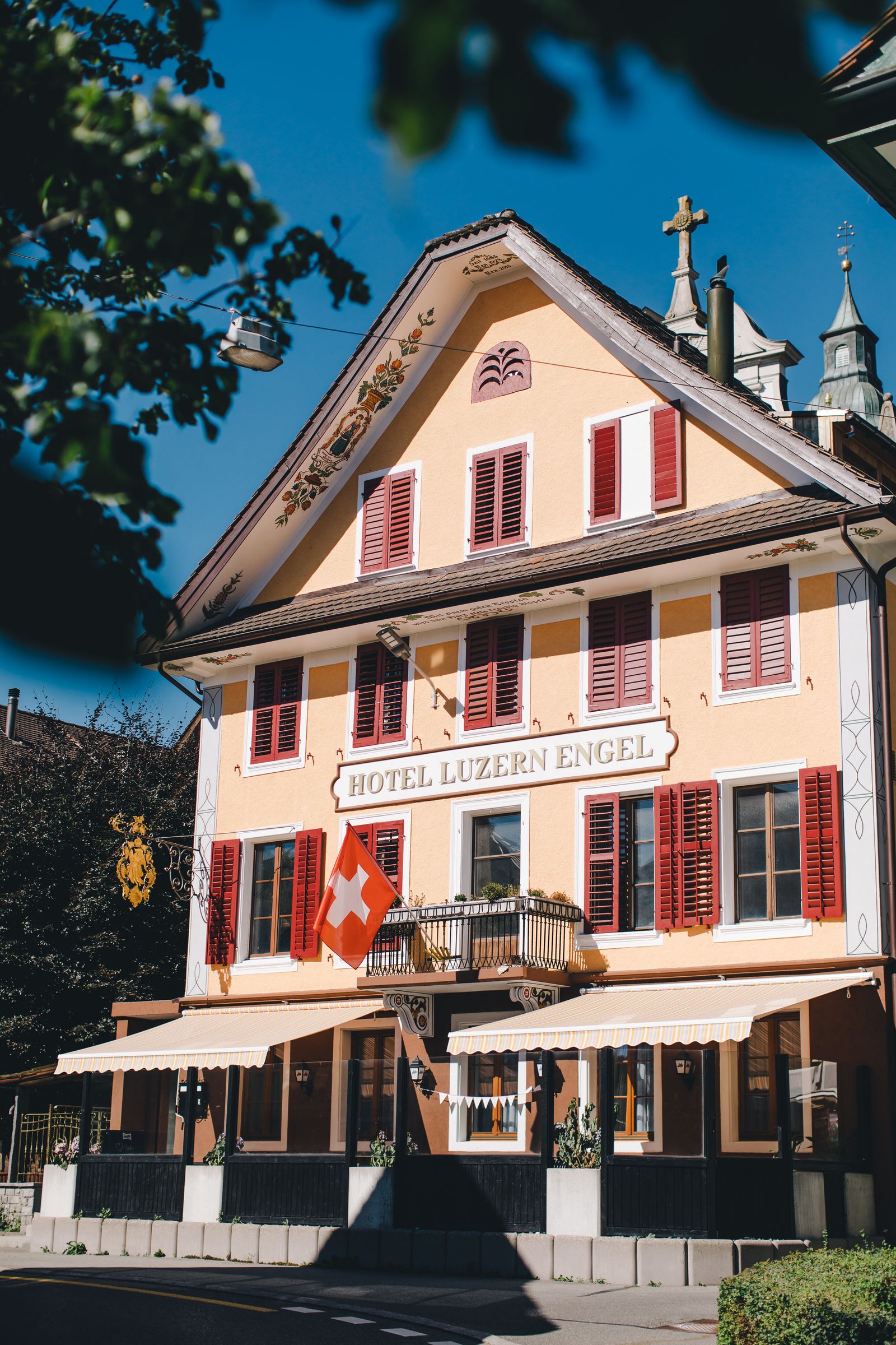 Das Hotel von der Strasse aus gesehen, dahinter der Turm der Kirche St. Pankratius