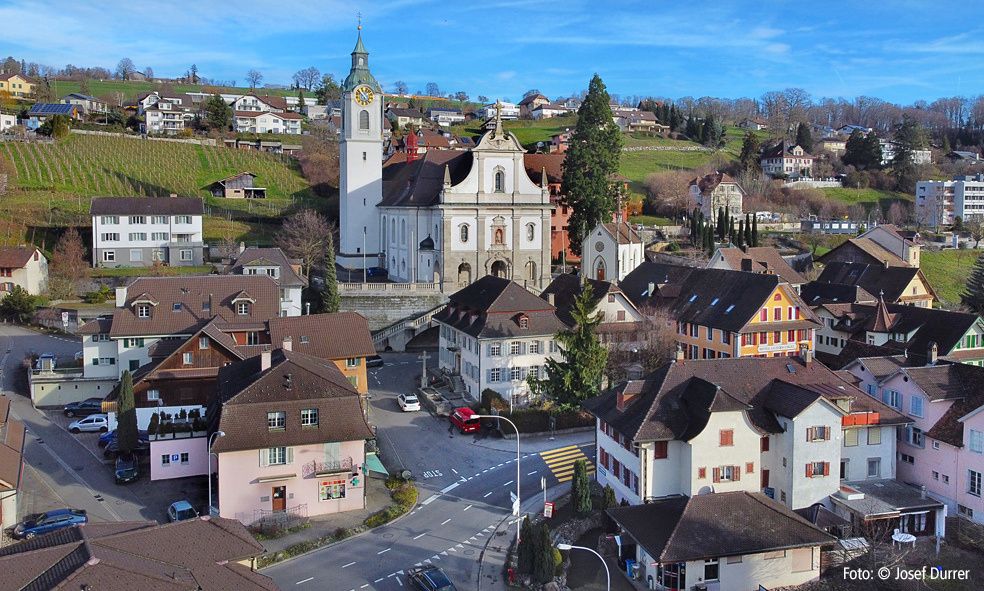 Luftaufnahme von Hitzkirch im Seetal mit der Kirche St. Pankratius