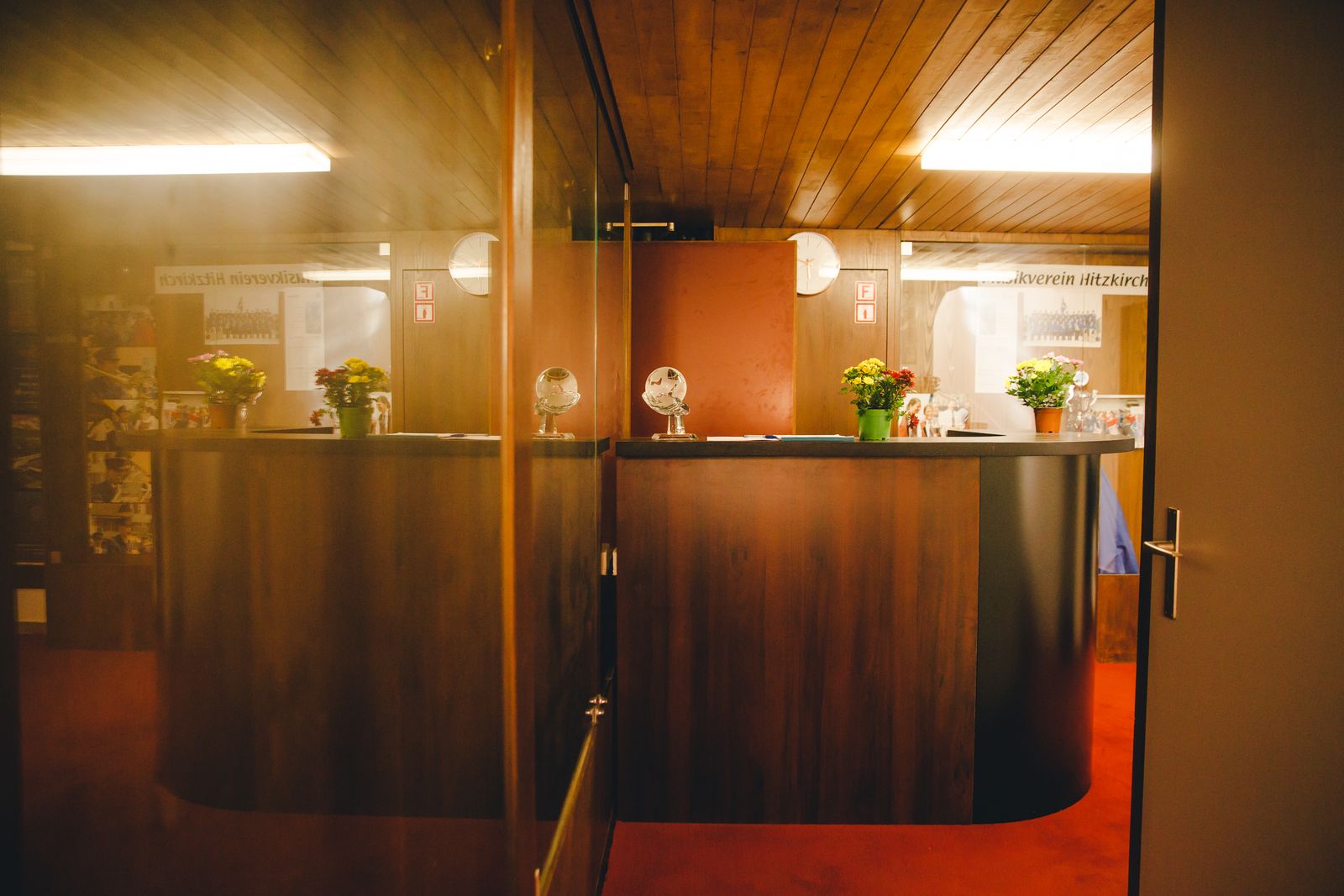 Die Reception in der holzverkleideten Eingangshalle