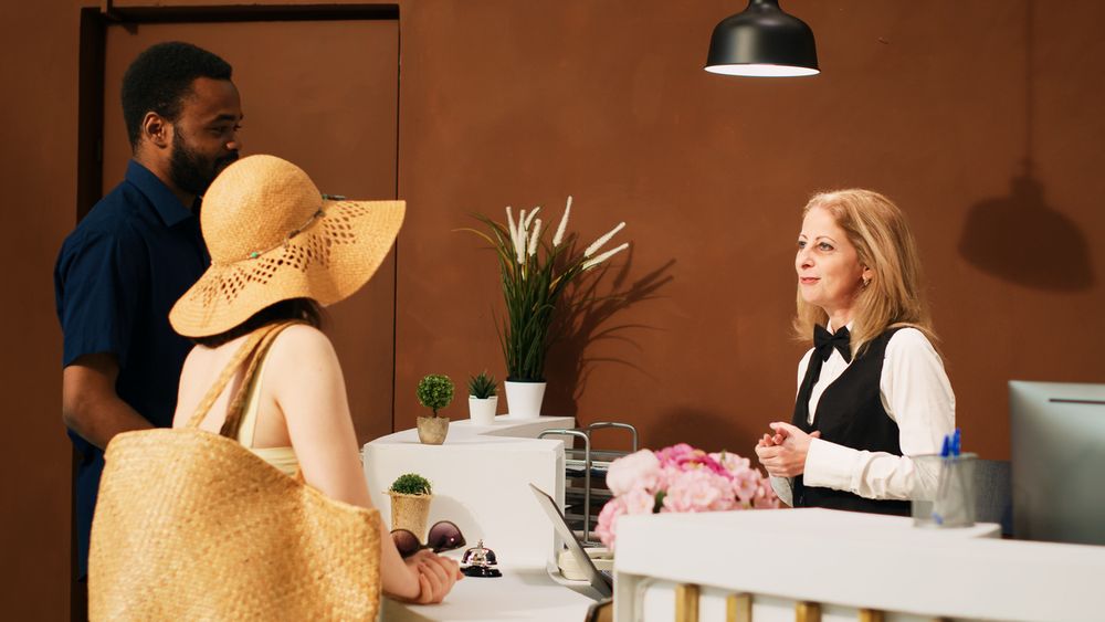 Gäste werden an der Reception des Hotel Luzern Engel begrüsst