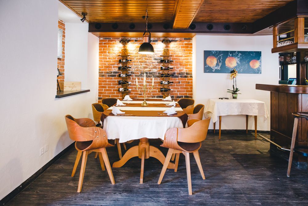 Ein runder Tisch für sechs Personen in einer ruhigen Ecke des Restaurants
