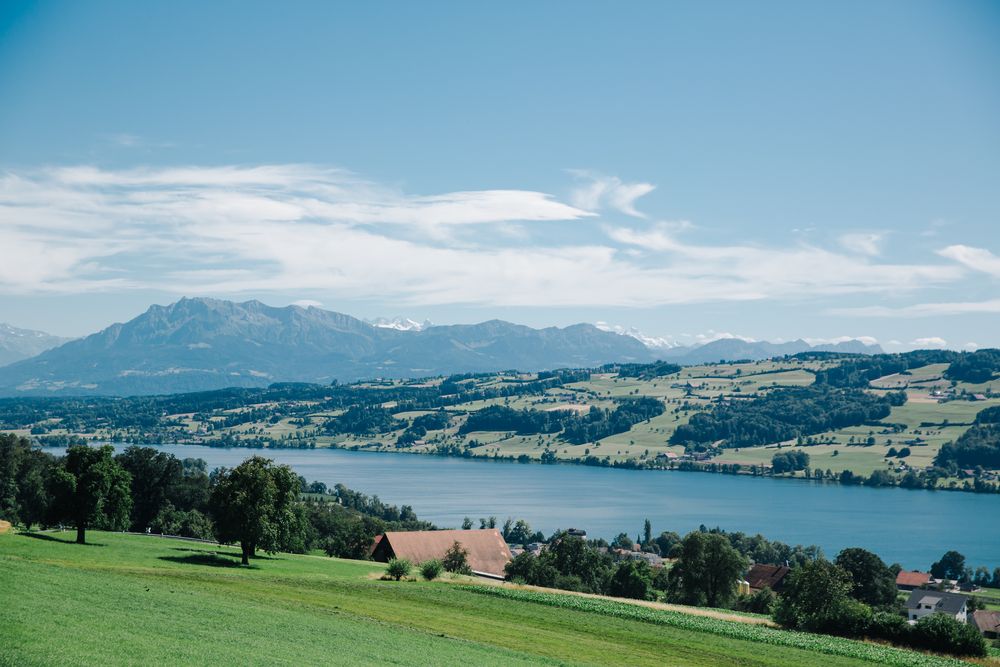 Das Seetal mit dem See darunter und den Alpen am Horizont